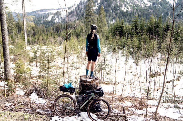 ORTLIEB heute – Weltweit führender Hersteller von wasserdichten Fahrrad- und Outdoortaschen Winterliches Bikepacking-Abenteuer mit ORTLIEB Ausrüstung im Wald.