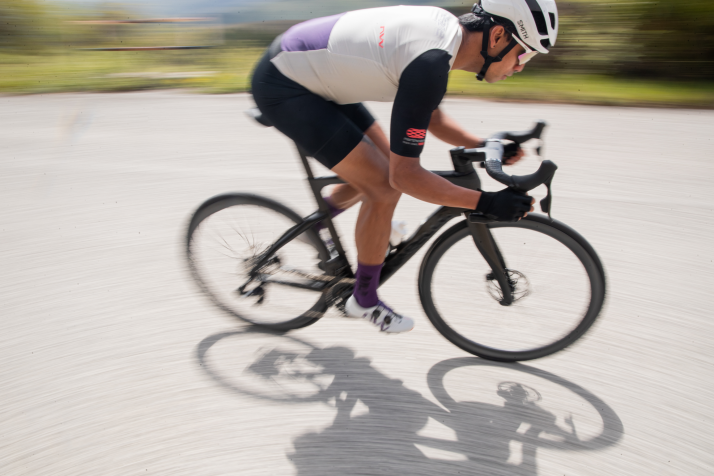 Northwave – MTB- ja maantiepyöräilykengät, ajolasit ja pyöräilyvaatteet naisille ja miehille Maantiepyöräilijä Northwave-varusteissa sprinttaa päällystetyllä tiellä.