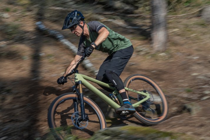 Mann auf Mountainbike mit kurzer MTB-Fahrradhose von CUBE