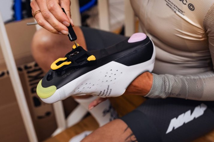 Zapatillas bicis de carretera Zapatillas blancas de ciclismo donde e estan colocando las calas