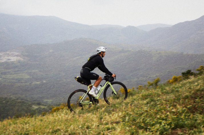 Orbes Bikes – Gravel-Bikes für jedes Abenteuer Ein Mann fährt mit einem Orbea Gravel Bike einen Hügel hinauf.