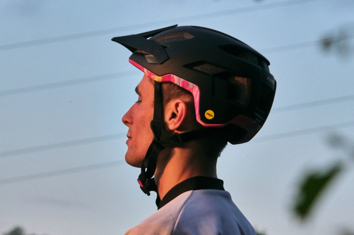 Hombre con casco alpina