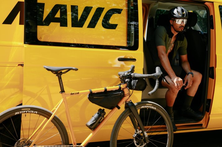 Mavic – Ruote e cerchi Bici accanto a un ciclista con attrezzatura Mavic