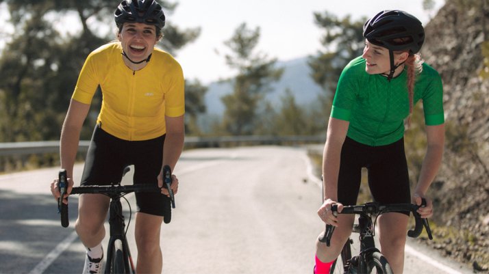 Ciclisti in bici con maglie dhb