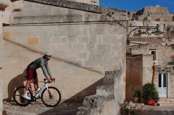 Radfahrer in einer Stadtkulisse trägt ein ASSOS-Outfit