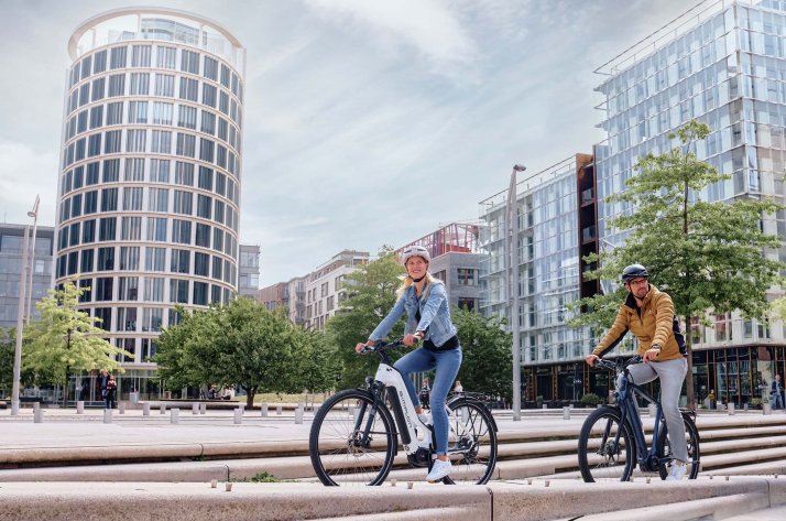 Biciclette da trekking Simplon Ciclisti che pedalano in città su bici Simplon