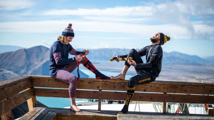 Deux hommes en sous-vêtements en laine mérinos de Mons Royale Deux hommes en sous-vêtements en laine mérinos de Mons Royale