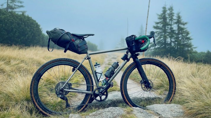 Gravelbikes – Geländegängig und schnell auch mit Gepäck Gravelbikes – Scheibenbremsen, 1x11/12-fach Antrieb & breite Reifen mit griffigem Profil