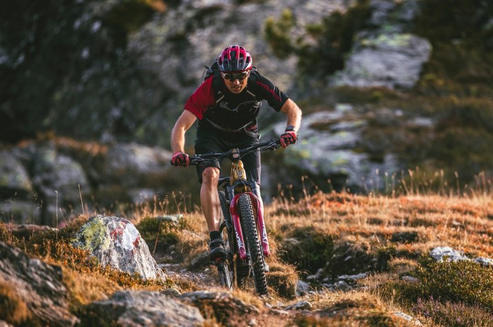 Ein Mountainbiker steuert mit seinem Procraft Lenker sicher über einen Wiesen-Trail