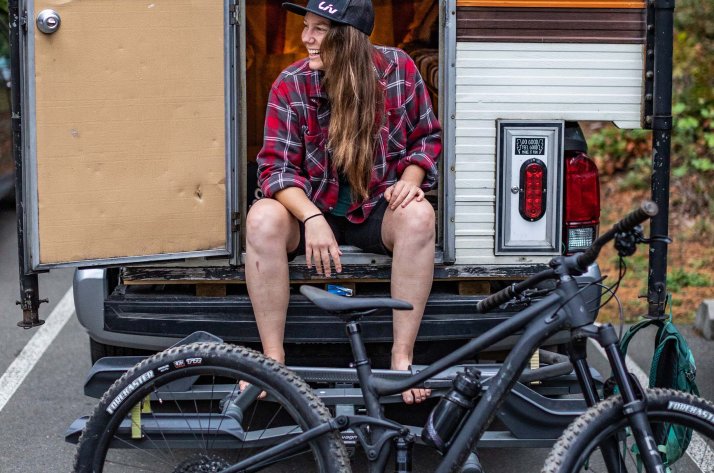 Mujeres en acción con una bicicleta de montaña LIV