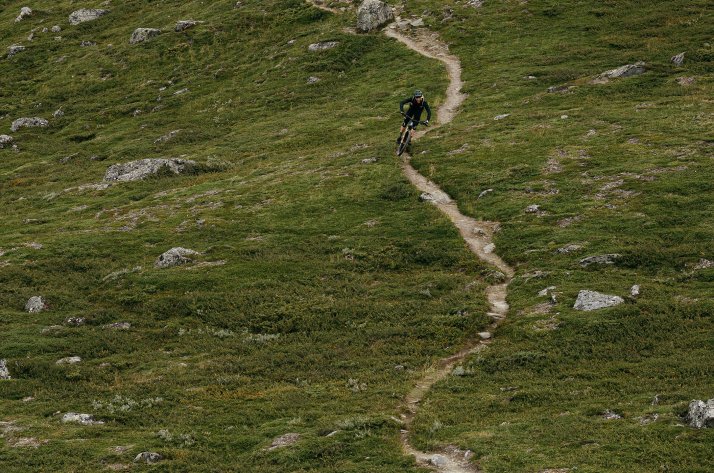 Descenso de ciclista en una montaña