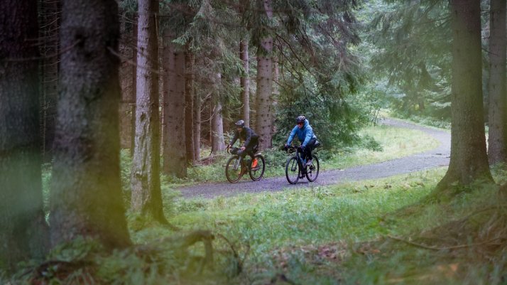 Am Gravelbike ist weniger mehr Auf Gravel-Touren kommt nur das nötigste Equipment direkt ans Bike!
