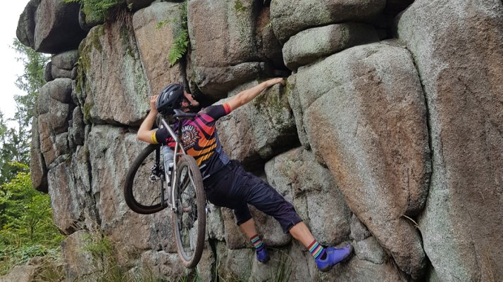 Mit Gravel-Bikes und stylischer Bekleidung gehts immer hoch hinaus! Gravel-Biker sind immer bereit für ein neues Abenteuer