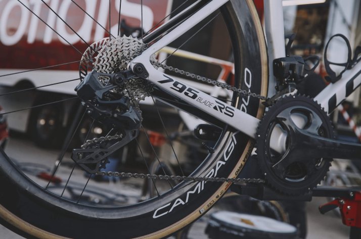 Campagnolo Super Record 13 WRL High-End Road Groupset Profi-Rennrad mit einer montierten Campagnolo Super Record 13 WRL High-End Schaltgruppe