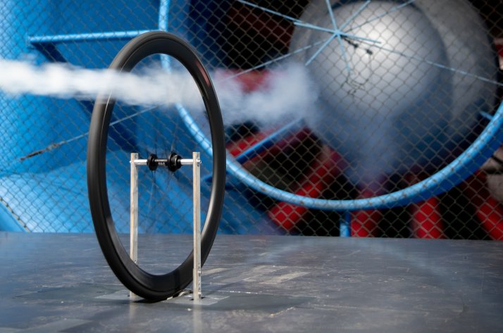 Każdy detal ma znaczenie: wydajność kół DT Swiss jest rygorystycznie testowana w warunkach laboratoryjnych.