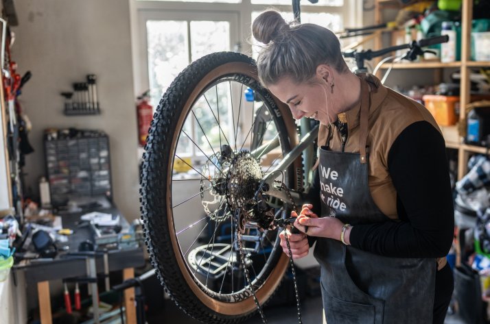 Ein Kettennieter ist das Must-Have in jeder Bike-Werkstatt Eine junge Frau vernietet in der Heimwerkstatt eine MTB-Kette