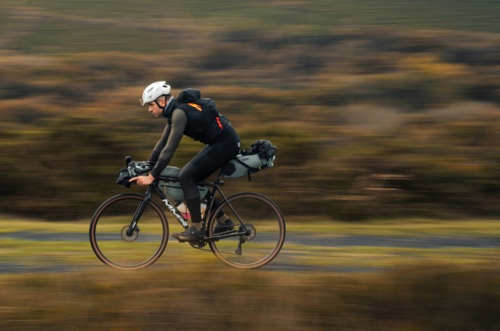 Mann auf Bikepackingtour mit EVOC Fahrradtaschen