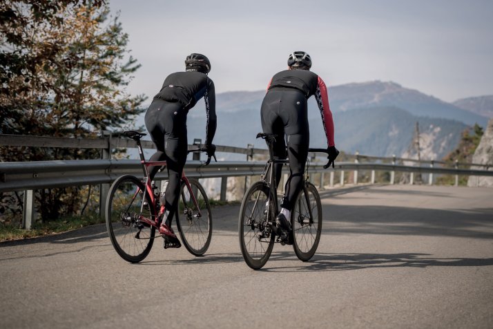 Radfahrer auf Rennrädern mit Bib-Tights
