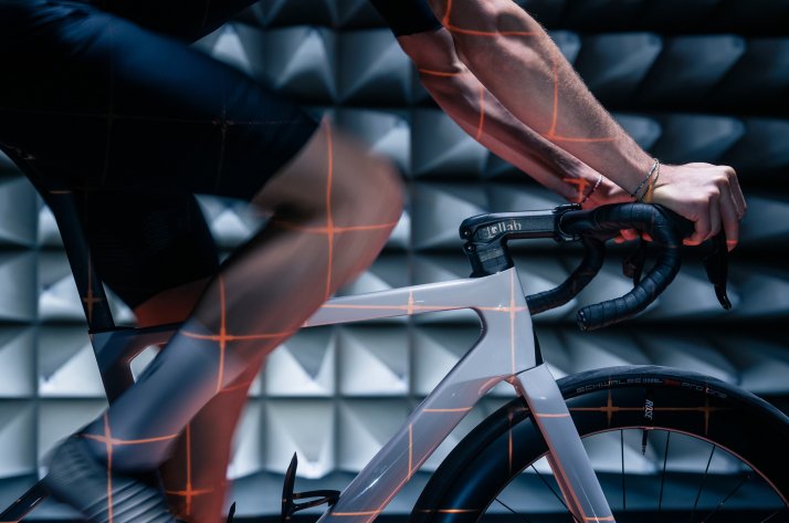 Close-up van een racefiets met SQlab stuurpen en stuur