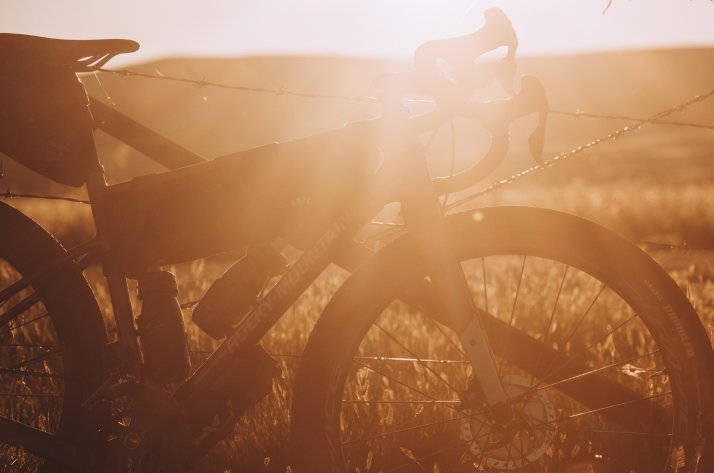 Ciclista en una bicicleta MTB Rocky Mountain Ciclista en una bicicleta MTB Rocky Mountain