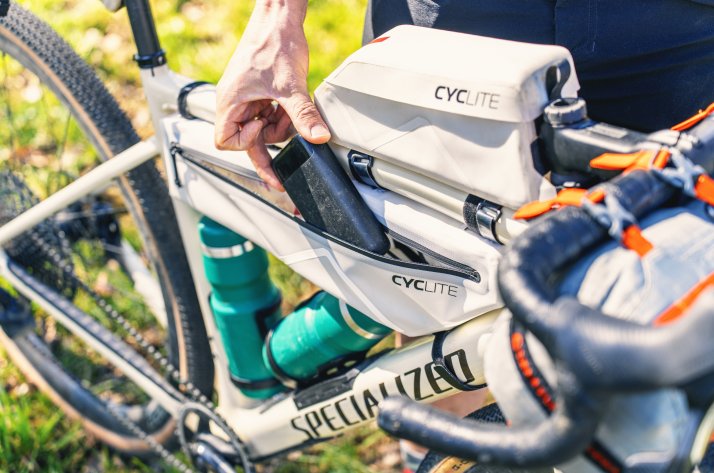 Nahaufnahme von Bikepacking-Taschen, die sicher an einem Fahrrad befestigt sind und effiziente Aufbewahrungslösungen sowie wasserdichte Ausrüstung für ausgedehnte Radtouren zeigen.