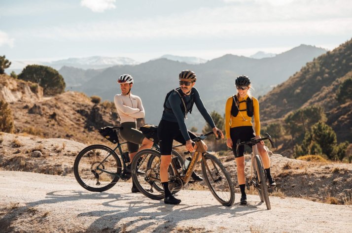 Orbea Bikes – Tolle Fahrräder für großartige Menschen Eine Gruppe von Radfahrern auf Orbea Bikes genießt eine lustige Pause.