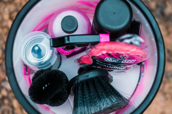 Muc-Off Bike Cleaner & Pflegemittel Muc-Off Reinigungsset mit Bürsten und Reinigungsmitteln von oben fotografiert