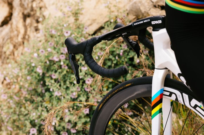 Continental Rennradreifen: Innovative Technologien für den Straßen Grand Prix Continental Straßenreifen an einem Rad im Profi-Look mit bunter Weltmeister-Optik.