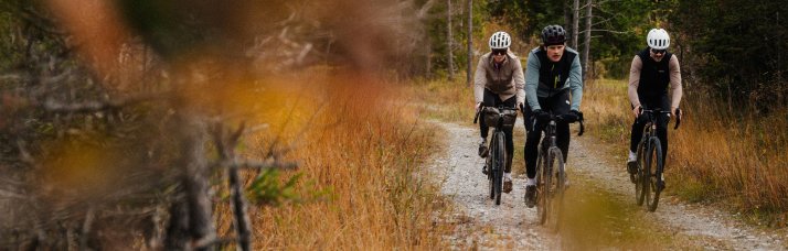 Ciclisti su strada con abbigliamento Maloja