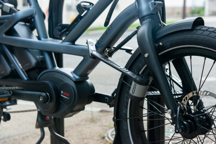 Sicher angeschlossenes E-Bike mit Faltschloss von Kryptonite Sicher angeschlossenes E-Bike mit Faltschloss von Kryptonite