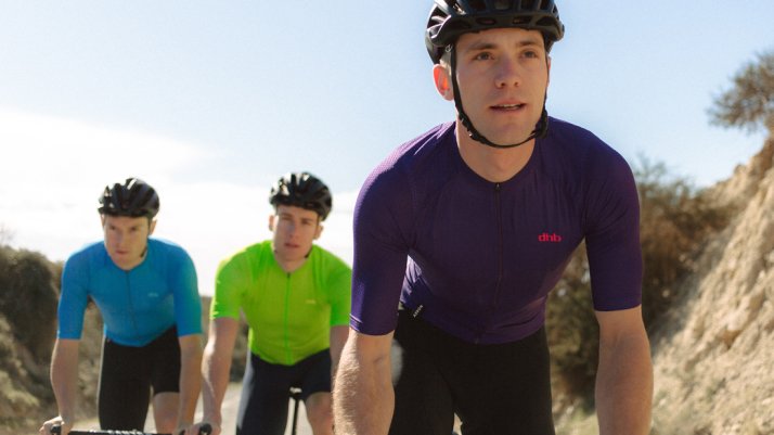 Gruppo in bici con maglie dhb