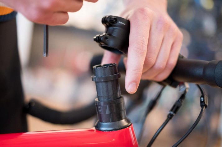 Die Lenkerhöhe lässt sich einfach über Spacer anpassen