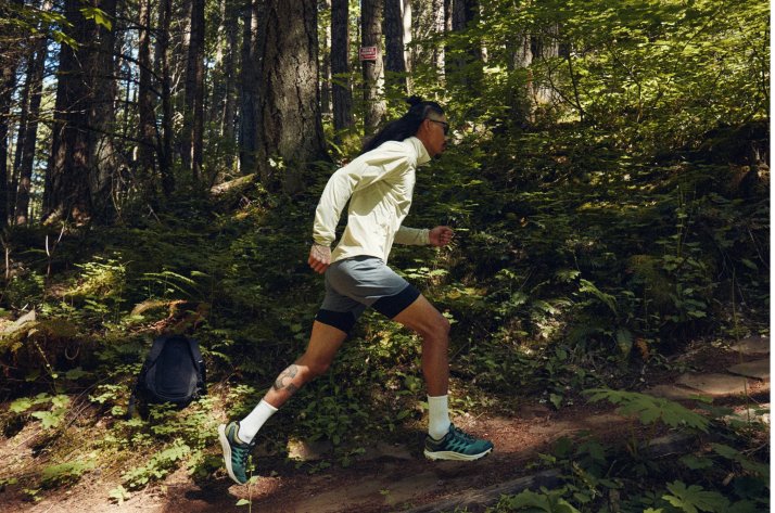 Avec les vestes coupe-vent GOREWEAR, vous êtes parfaitement équipé pour toutes vos aventures. Un traileur court à travers la forêt avec une veste coupe-vent GOREWEAR.