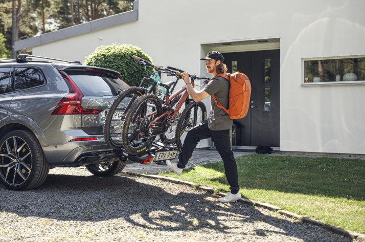 Auto mit Fahrrad-Heckträger von Thule Auto mit Fahrrad-Heckträger von Thule
