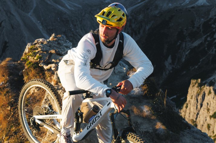 Mann beim Mountainbiken mit EVOC Trinkrucksack