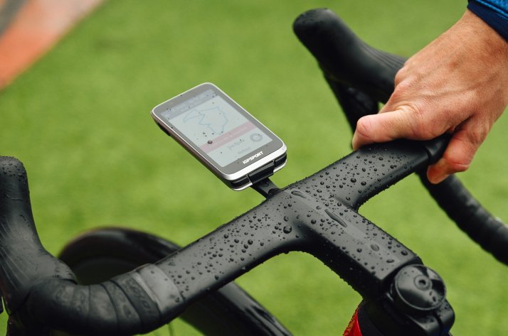iGPSPORT bike computers – GPS, navigation and performance Close-up: iGPSPORT cycle computer mounted on the handlebars