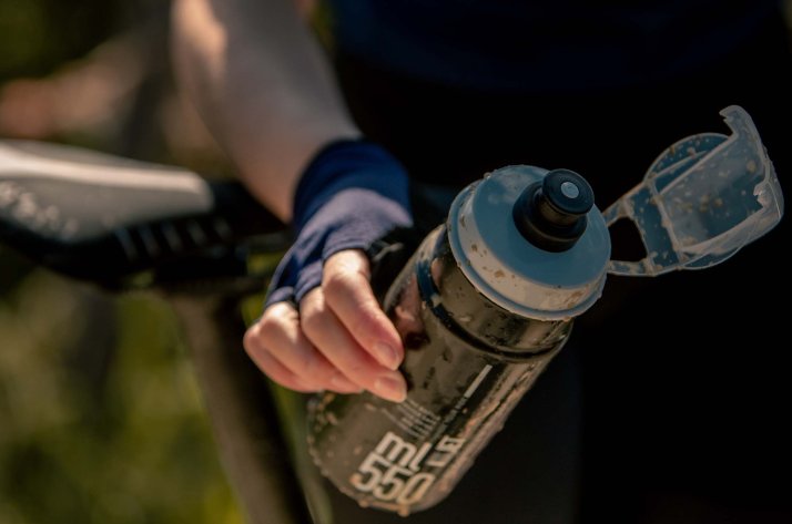 Elite Fly Bouteilles d'eau – l'hydratation facile Les bouteilles d'eau Elite sont recyclables, légères et d'utilisation intuitive.