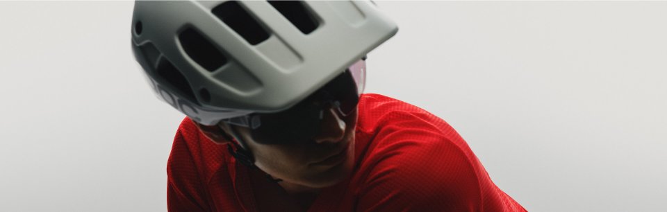 Close-up van de rode POC Cularis fietshelm met opvallend ventilatiedesign.