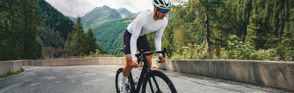 Radfahrer in Sportful Outfit auf sommerlicher Bergstraße