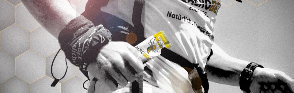 Nahaufnahme eines Läufers mit AEROBEE Energiegel – natürliche Energie für Ausdauersport.