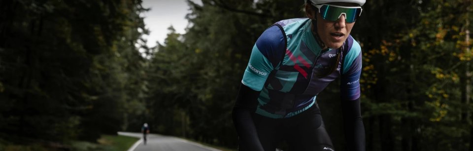 Persona in bici su un percorso asfaltato