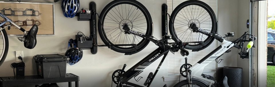 Una bici appensa al muro con un supporto da parete Steadyrack