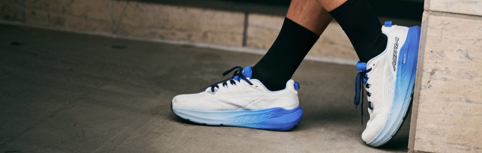 Detailansicht der Altra Laufschuhe zeigt das leichte Design und die leistungsstarke Zwischensohle für dynamische Läufe.