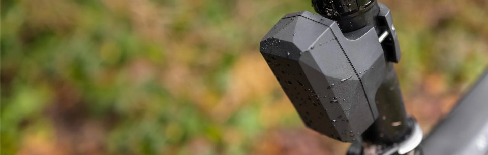 Dispositif Copenhagen Trackers résistant aux intempéries, fixé à la tige de selle dans des conditions humides.