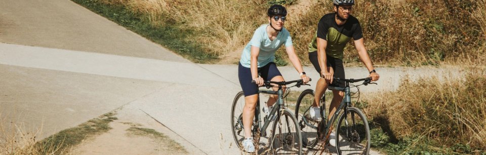 Due persone in bici su un trail