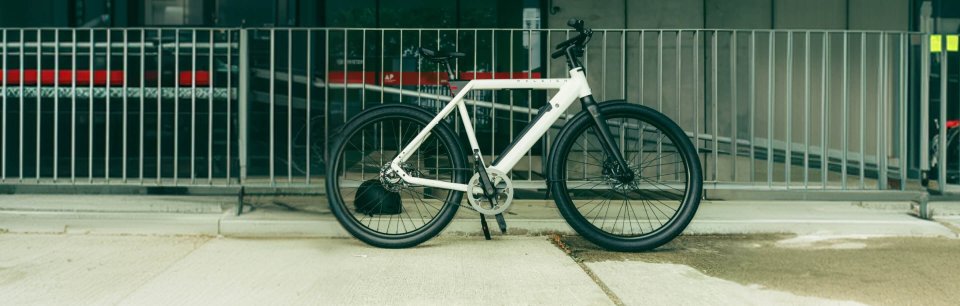 Das Raleigh One Urban-E-Bike abgestellt vor einem Gebäude.