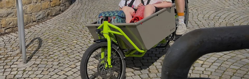 Detailansicht eines Lastenrads mit Fahrwerker Bremsen unterstreicht Kontrolle und Sicherheit auf urbanen Straßen.