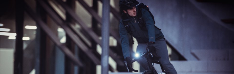 Ciclista in bici di sera