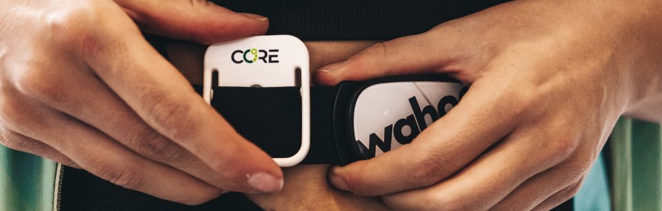 CORE Body Temperature Sensor bei der Vorbereitung auf ein sportliches Training.