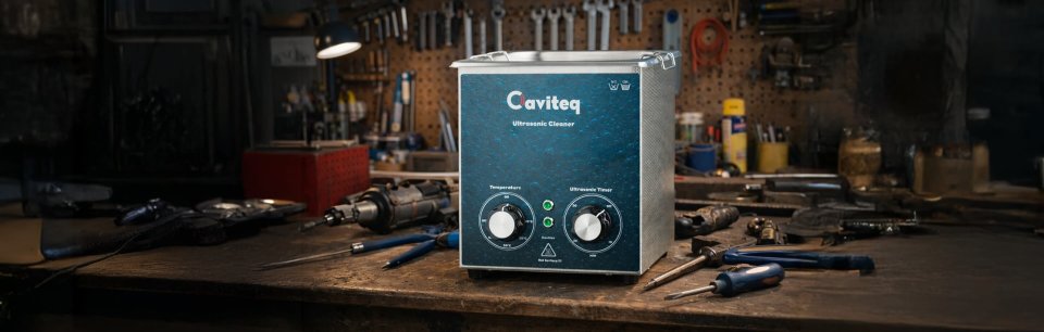 Ein Ultraschallreiniger von Caviteq steht auf einer Werkbank für die Pflege bereit.